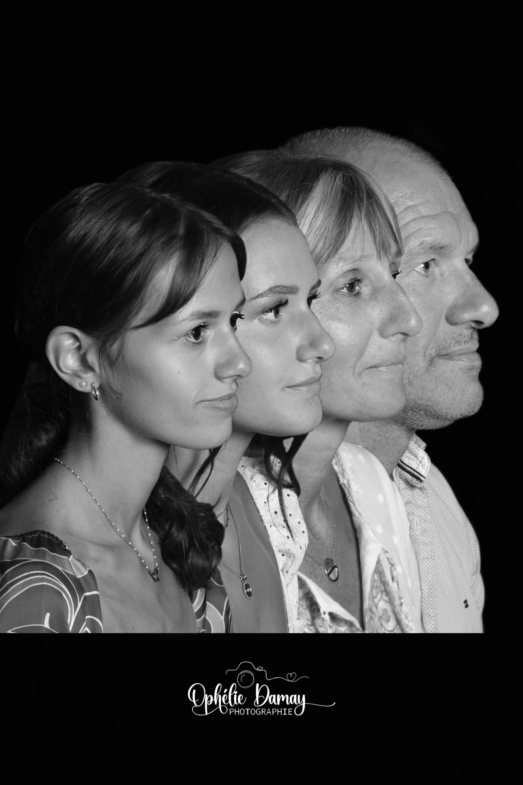 alt="Portrait de famille, tous de profil et alignés, en noir et blanc"