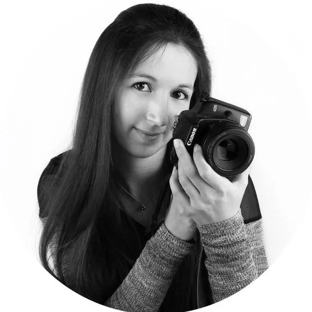 alt="Ophélie Damay, photographe spécialisée dans les séances famille, grossesse et bébé"