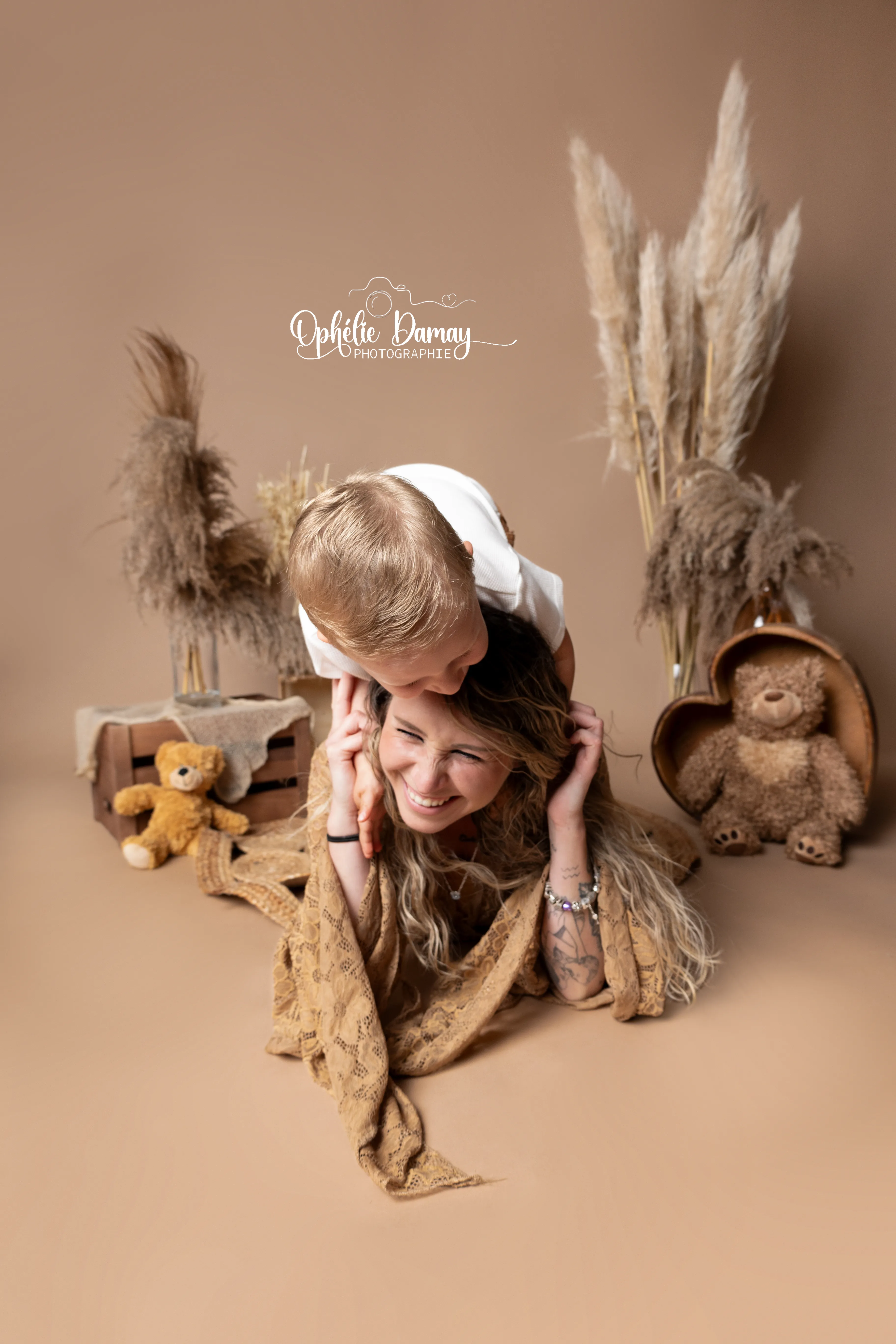 alt="Mère et fils partageant un moment de complicité dans un décor bohème"