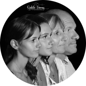 alt="Portrait de famille en noir et blanc, tous de profil et alignés"