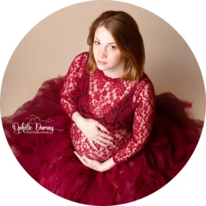 alt="portrait d'une femme enceinte, enlaçant son ventre"