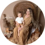 alt="Câlin entre maman et bébé dans un décor bohème, séance émotion et douceur"