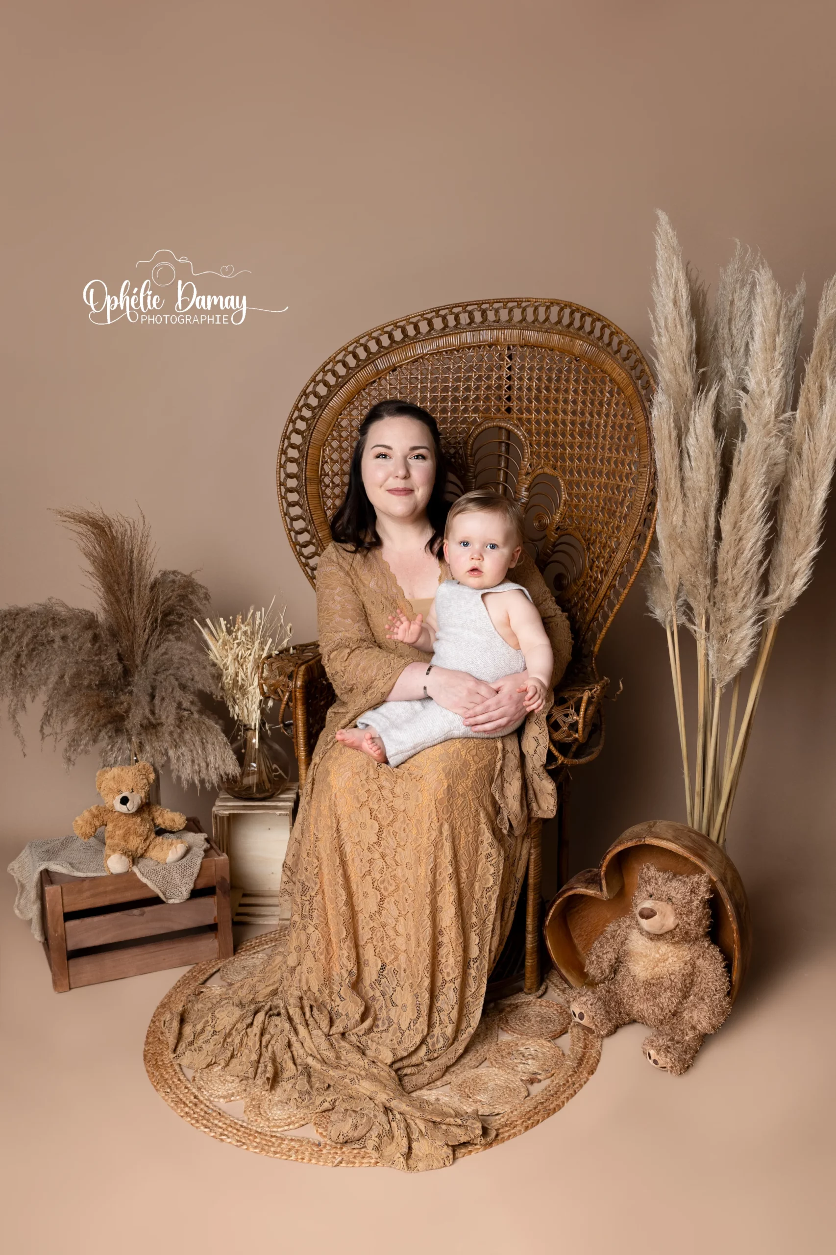 alt="Mère et enfant dans un décor bohème"