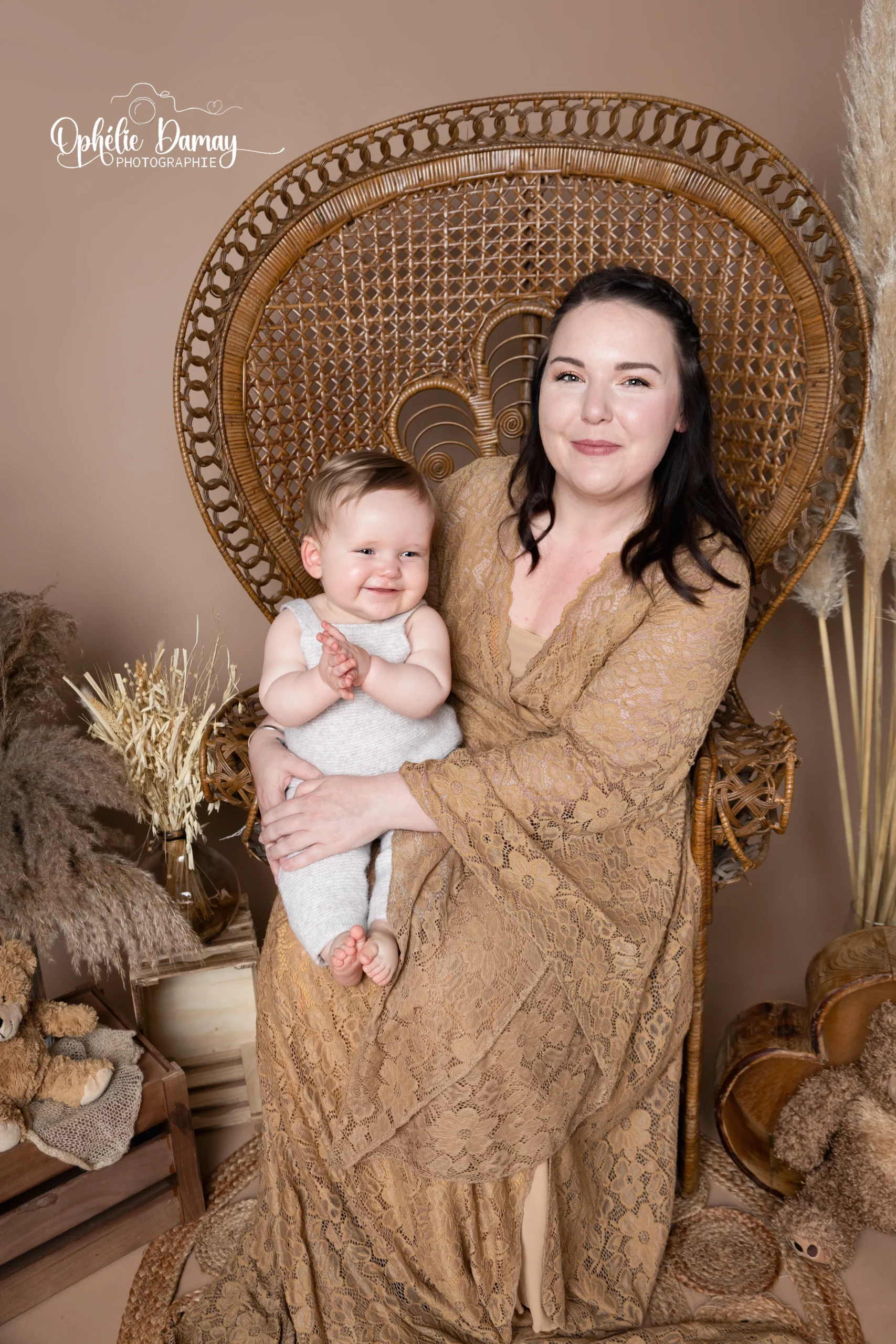 alt="Mère en fils posant dans un décor bohème"