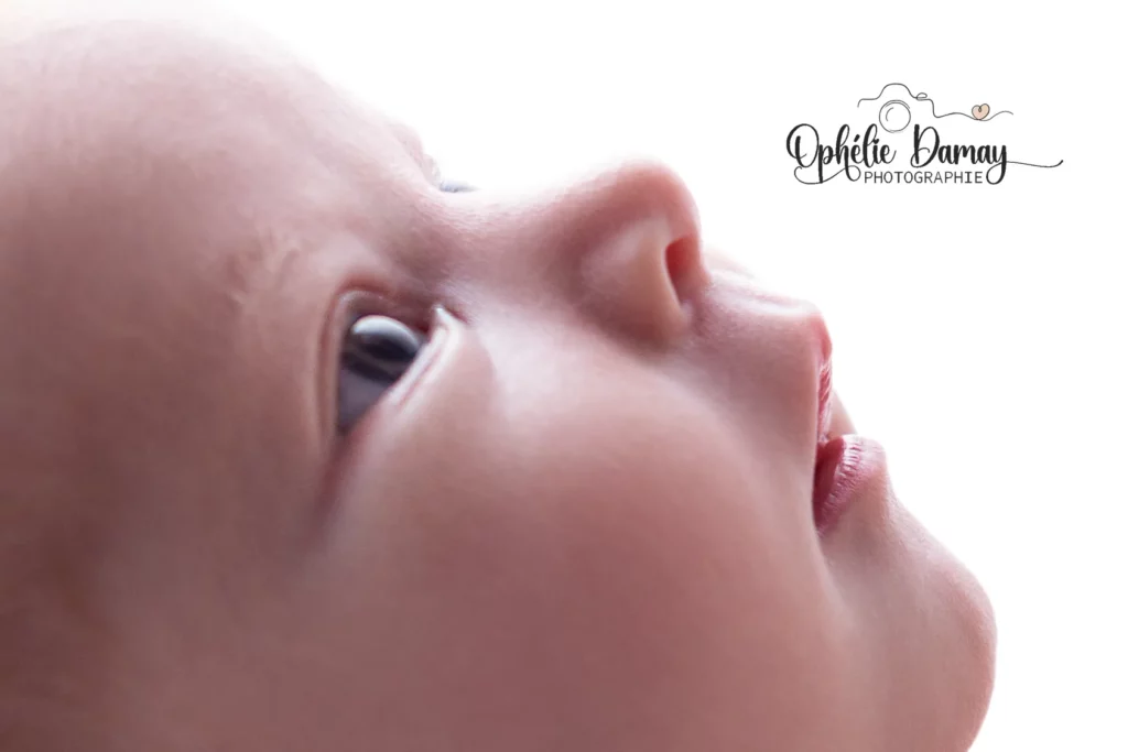 alt="portrait d'un nouveau-né de profil, en gros plan"