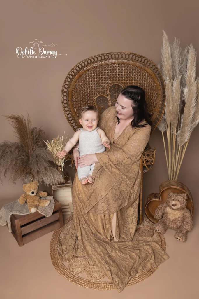 alt="Mère regardant son fils avec amour, dans un décor bohème"