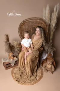 alt="Mère et enfant dans un décor bohème"