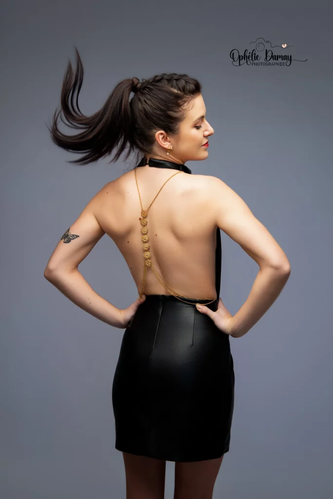 Photo d'une femme dans un style éditorial, digne d'un magazine de mode.