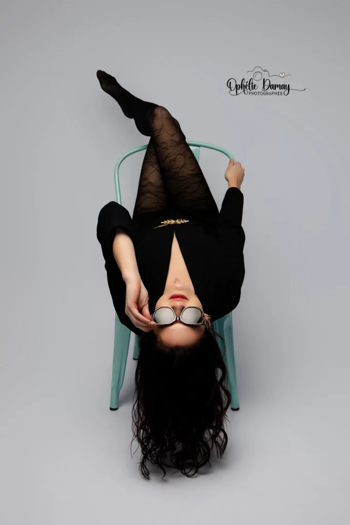 Photo d'une femme, dans une pose originale et éditoriale.