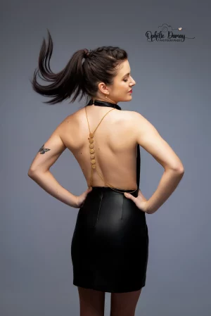 Photo d'une femme dans un style éditorial, digne d'un magazine de mode.