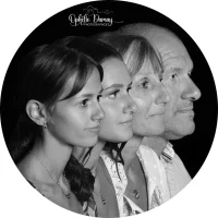 alt="Portrait de famille en noir et blanc, tous de profil et alignés"