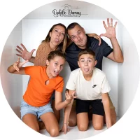 alt="Montage photo Family Box : portraits créatifs de chaque membre de la famille dans une boîte"