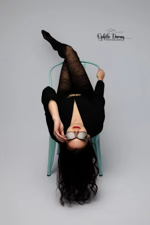 Photo d'une femme, dans une pose originale et éditoriale.