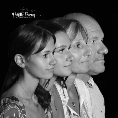 alt="Portrait de famille en noir et blanc, de profil et alignés"